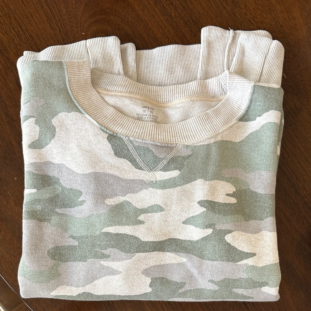Aerie Crewneck Woman’s Camo Sweatshirt
Slits on the side